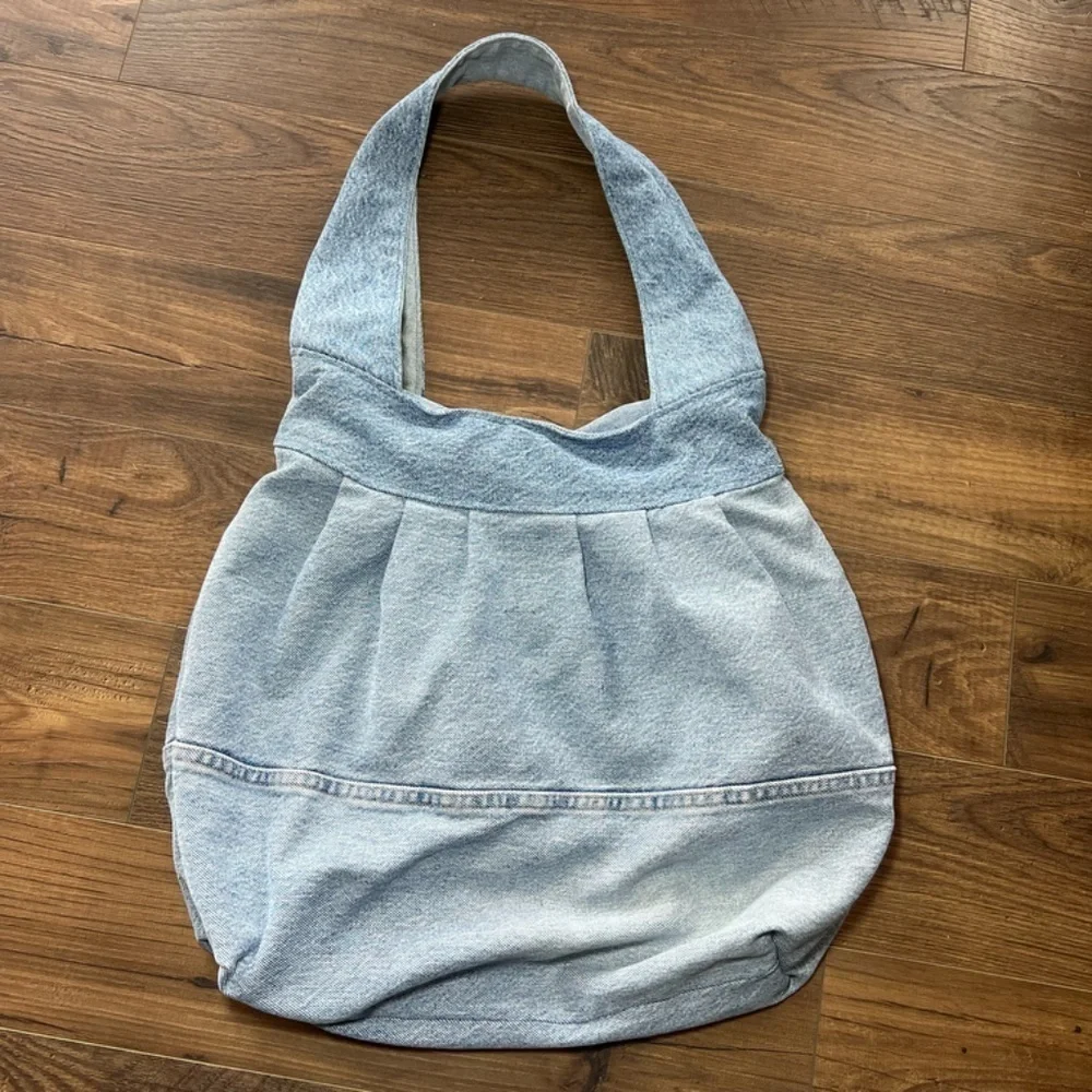 Denim Purse Tote Bag Light Wash Jean Lined Clasp Hobo Travel Inner Pocket Pleats